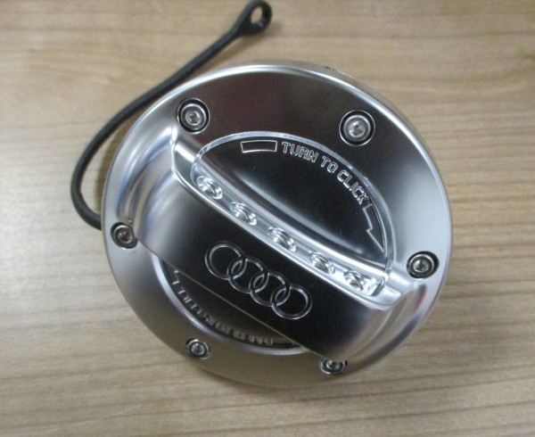 Original Audi Tankdeckel Aluminiumoptik Tankverschluss Deckel Logo 8Y0071000